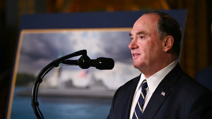 Predstavil svoj program a skončil. Hegseth vyhodil šéfa amerického námorníctva Phelana