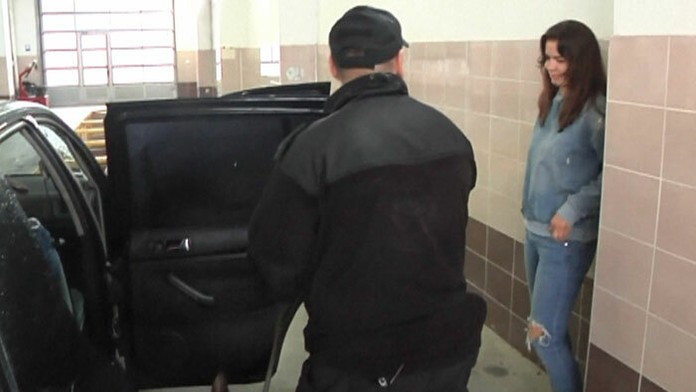 Nič netušiacej žene našli colníci v aute drogy