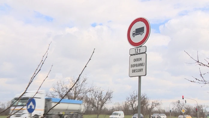 Zákazová značka pre nákladné autá nad 12 t.