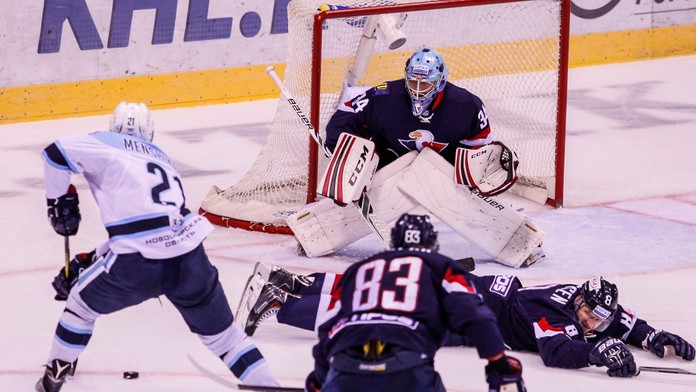 Vitalij Menšikov, brankár Michael Garnett, Lukáš Kašpar a Michal Sersen.