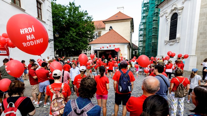 Snímka zo zhromaždenia Hrdí na rodinu pri Katedrále sv. Martina v Bratislave 24. júla 2021.