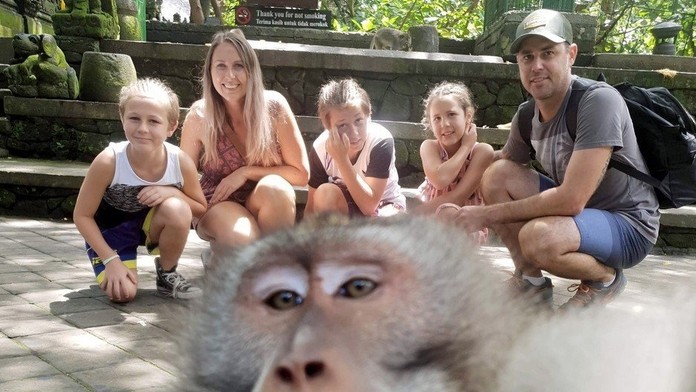 Zuzana Čaputová čaká na zloženie prezidentského sľubu, sedí pri nej premiér Peter Pellegrini.