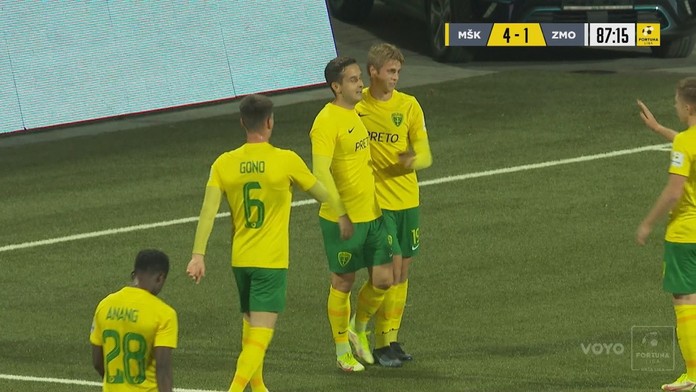 Hráči Žiliny sa tešia po strelení gólu.