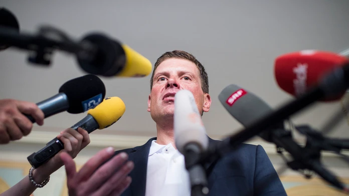 Na snímke niekdajší nemecký cyklista Jan Ullrich poskytuje rozhovor médiám na súde vo švajčiarskom Weinfeldene.