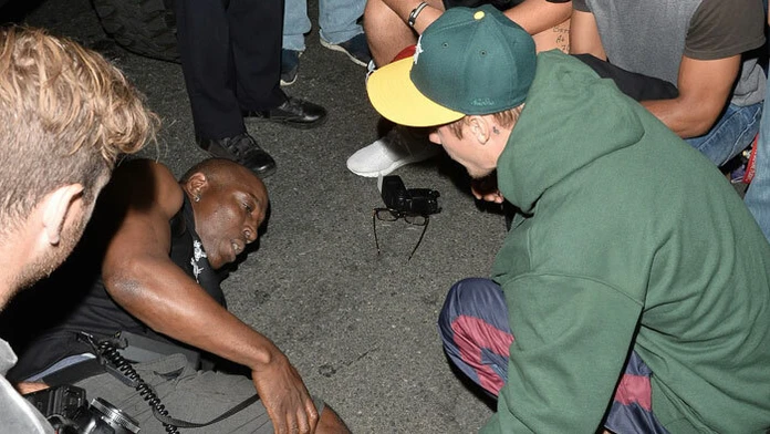 Justin Bieber zrazil fotografa