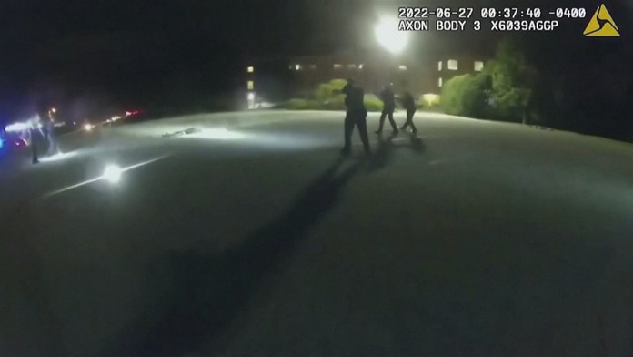 VIDEO: Vlna protestov a kritika polície. V Ohiu policajti zabili ďalšieho Afroameričana, v tele mal 60 strelných rán