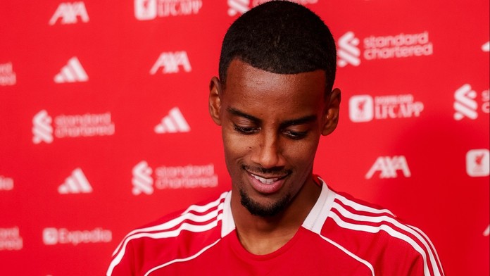 Isak podpísal s Liverpoolom dlhodobý kontrakt: Chcem tu písať históriu a vyhrávať trofeje