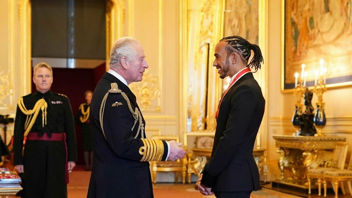 Lewis Hamilton (sprava) a princ Charles.