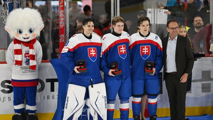 Traja najlepší hráči Slovenska na turnaji Samuel Hrenák, Adam Goljer a Timothy Kazda po semifinále s Lotyšskom