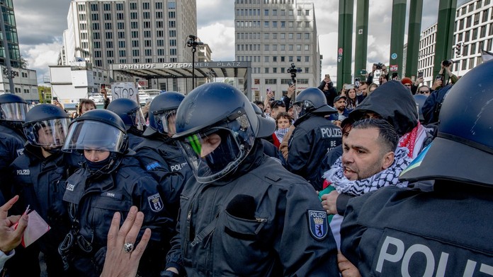 Nemeckí policajti počas demonštrácie.