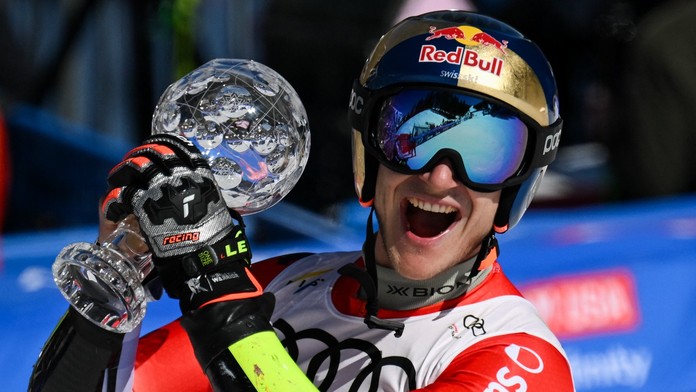 VIDEO: Odermatt sa postaral o kurióznu situáciu. Pri oslave prišiel o trofej, jej časti rozdal