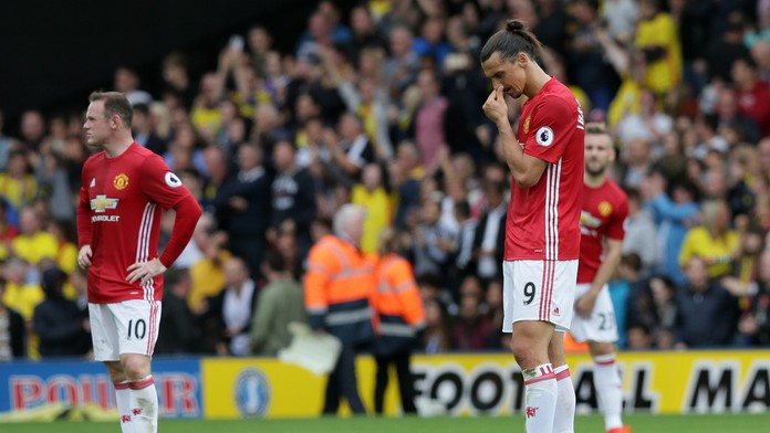 Futbalisti Manchesteru United Zlatan Ibrahimovič a kapitán Wayne Rooney stoja na stredovej čiare po inkasovaní druhého gólu od W