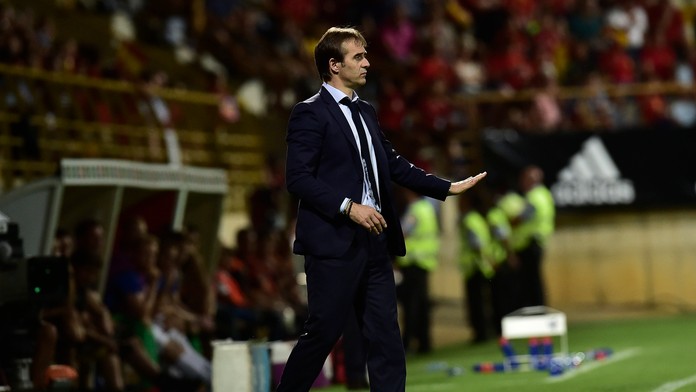Španielsky kouč Julen Lopetegui dáva pokyny svojim zverencom v kvalifikačnom zápase protiLichtenštajnsku.
