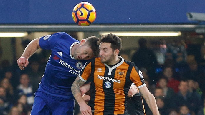 Tento moment boja o loptu pravdepodobne zlomil Ryanov Masonovi (vpravo) lebku, vo výsku s hráčom Chelsesa Gary Cahillom.