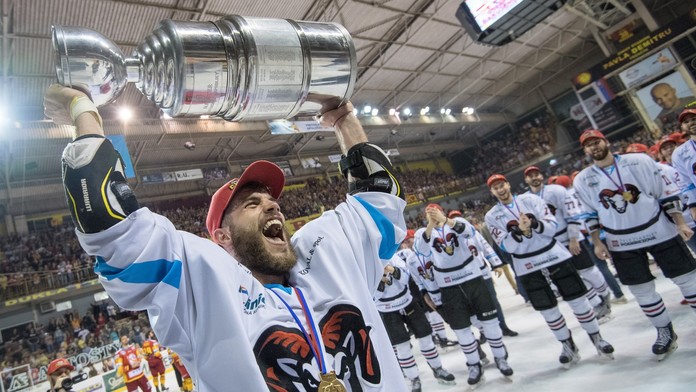 Na snímke Ján Brejčák z HC'05 iClinic Banská Bystrica oslavuje zisk majstrovského titulu.