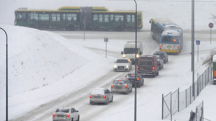 Autá na križovatke na košickom sídlisku KVP.