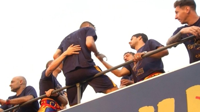 Gerard Piqué na oslavách titulu v uliciach Barcelony.