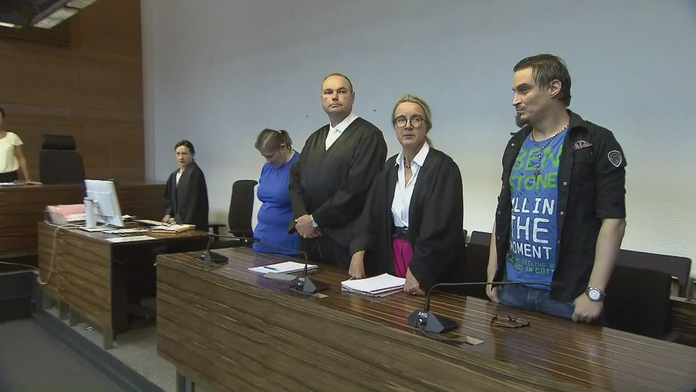 Nemecký súd odsúdil partnerov za predaj syna pedofilom na internete