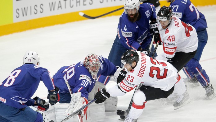 Švajčiar Simon Bodenmann sa snaží prekonať francúzskeho brankára Cristobala Hueta.