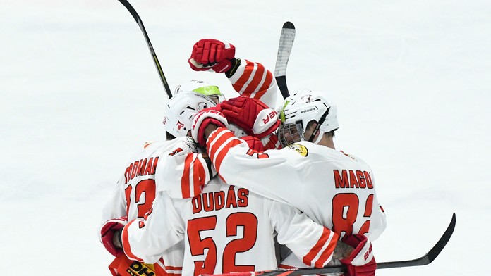 Hráči Nitry oslavujú gól v dueli proti Miškovcu.