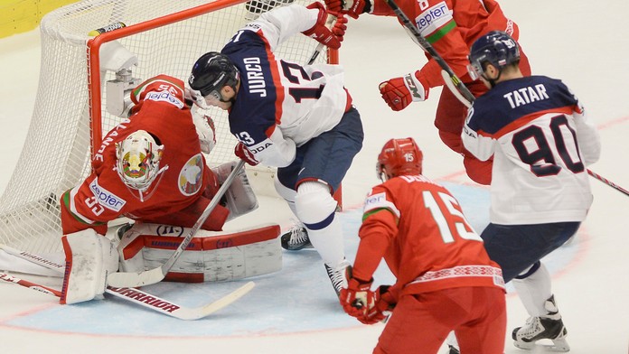 Tomáš Jurčo sa snaží dotlačiť puk za bieloruského brankára Lalanda.