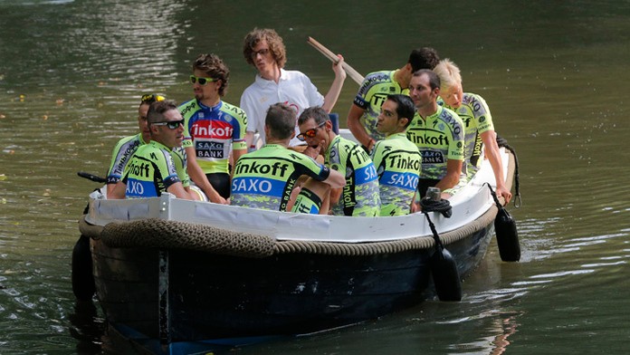 Tím Tinkoff-Saxo, v popredí líder Alberto Contador a ostatní jazdci.