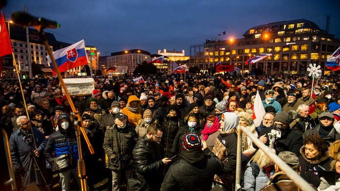 Účastníci protestného zhromaždenia opozičných politických strán.