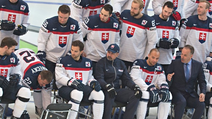 Ostatní pozorujú, kým sa Vladimír pozviecha a zdvihne svoju stoličku.