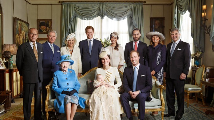 Vzácna fotografia. Sú na nej štyri generácie členov panovníckeho rodu Windsorovcov.