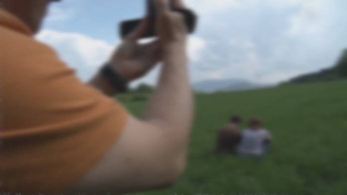 Neznámy muž obťažuje mladé páry.