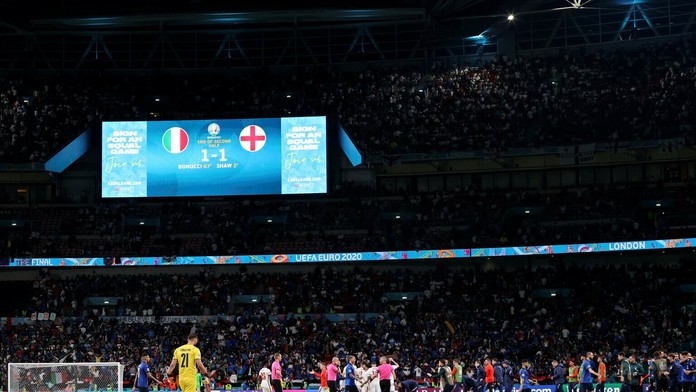 Počas finále futbalových ME vo Wembley sa nakazilo vyše tritisíc fanúšikov.