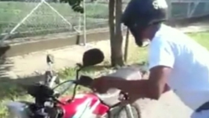 Muž podpálil svoju motorku