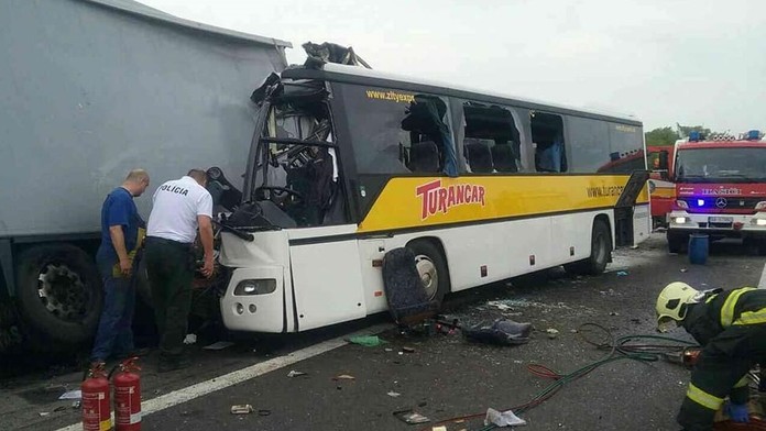 Autobus narazil do kamióna na R1 za Banskou Bystricou