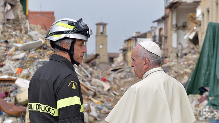 Pápež František s požiarnikom počas neočakávanej návštevy stredotalianskeho mesta Amatrice, ktoré 24. augusta zničilo silné zeme