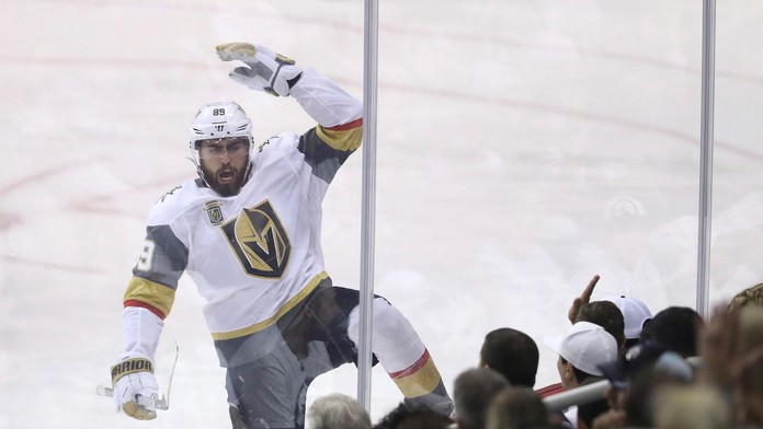 Hráč Vegas Golden Knights Alex Tuch (89) sa teší z gólu v piatom zápase finále Západnej konferencie proti Winnipeg Jets.