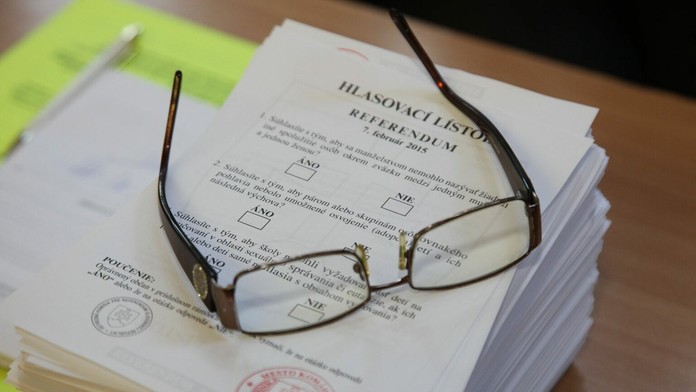 Hlasovací lístok vo volebnej miestnosti v Komárne.