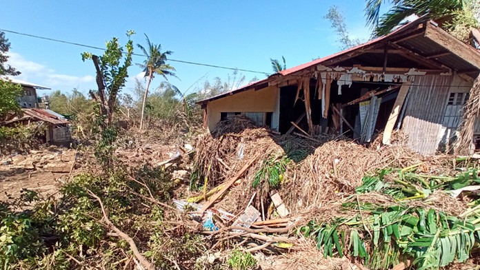 Anthony Duclair (10) z Ottawy Senators a Brandon Tanev (13) z Pittsburghu Penguins.
