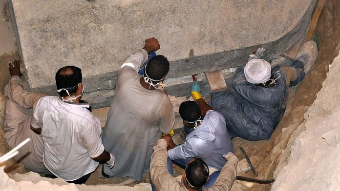 V Egypte otvorili záhadný čierny sarkofág starý 2 000 rokov