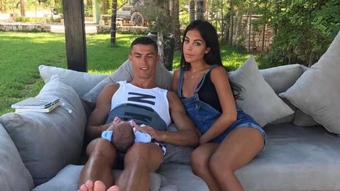 Cristiano Ronaldo potvrdil, že bude opäť otcom. Prezradil, čo mu ako otcovi nejde