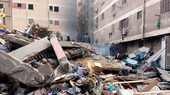 Najmenej 18 ľudí prišlo o život po zrútení obytnej budovy v Egypte