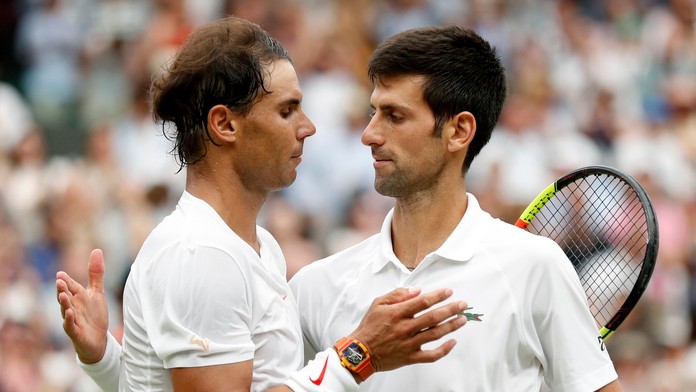 Rafael Nadal gratuluje Novakovi Djokovičovi po semifinále Wimbledonu.