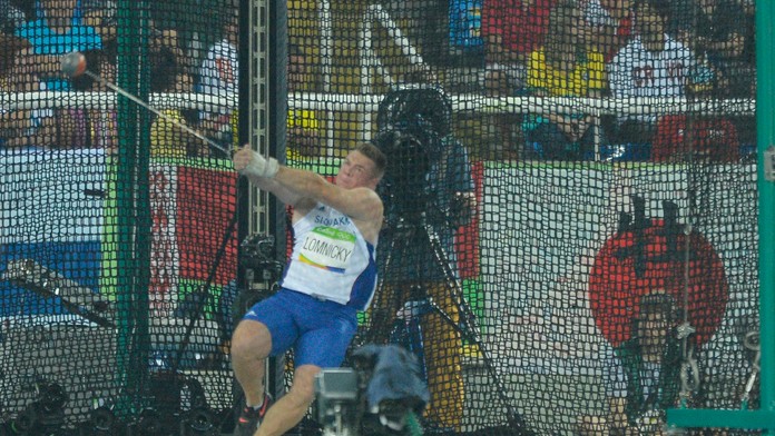 Marcel Lomnický hádže kladivom vo finále na OH v Riu do Janeiro.