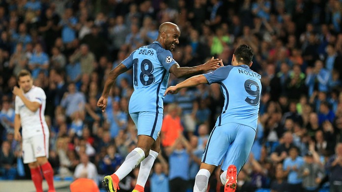 Fabian Delph z Manchesteru City oslavuje úvodný gól do bránky Steaua Bukurešť v odvete play off Ligy majstrov.