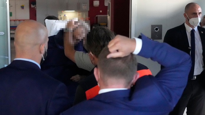 Prezidenta M. Zemana naložili do sanitky, ktorá ho odviezla do nemocnice.