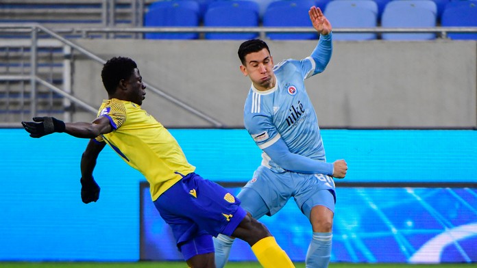 Sprava Vernon de Marco (Slovan) a Sharani Zuberu (DAC) v dueli Fortuna ligy.