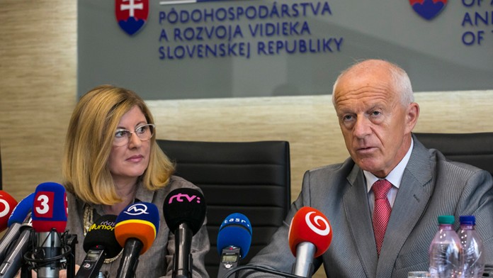 Ministerka pôdohospodárstva Gabriela Matečná a šéf veterinárnej a potravinovej správy Jozef Bíreš. 