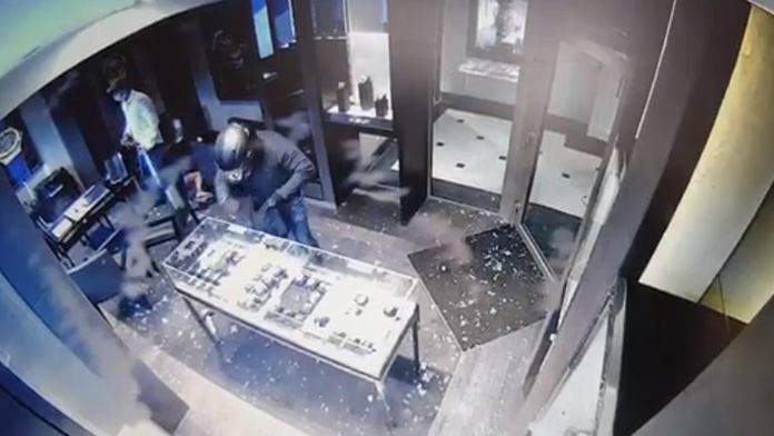 Krádež luxusných hodiniek v Bratislave.