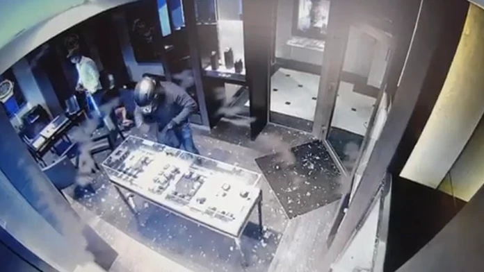 Krádež luxusných hodiniek v Bratislave.