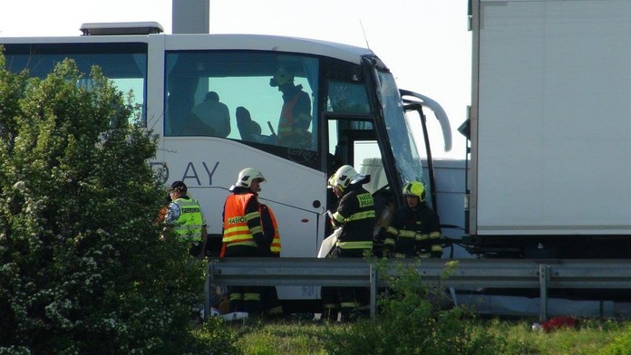 Vážna nehoda v Česku: Zdrogovaný vodič s kamiónom narazil do autobusu plného ľudí a ušiel