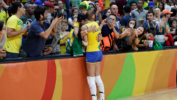 Brazílska volejbalistka Jacqueline Endresová smúti po prehre s Číňankami.